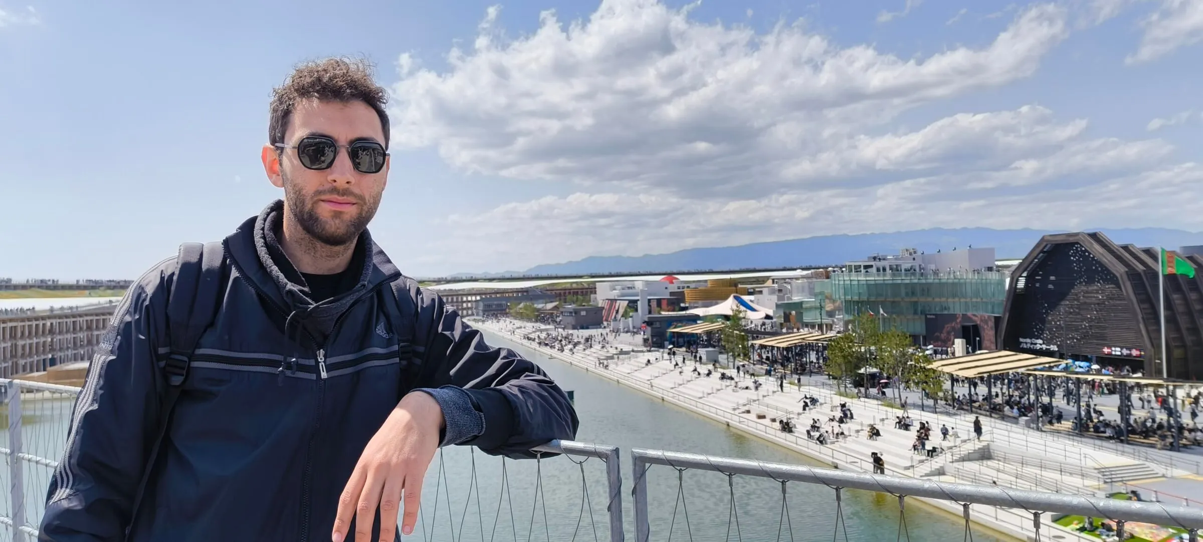 Marco Scuderi على الحلقة الكبرى في Expo 2025 بأوساكا، والأجنحة في الخلفية